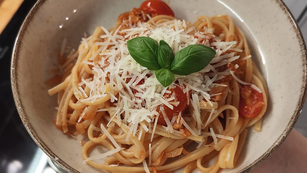 Linguine au thon, crevettes et tomates cerises
