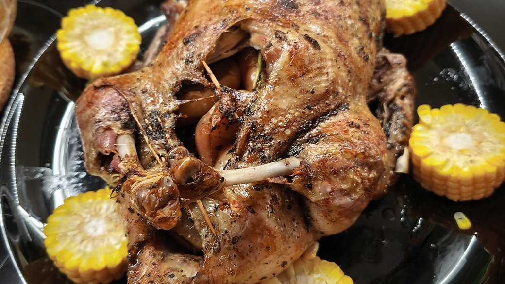Pieczona kaczka z jabłkami i żurawiną