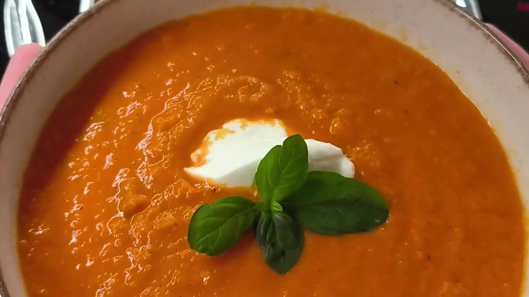 Soupe crémeuse de tomates et poivrons rôtis